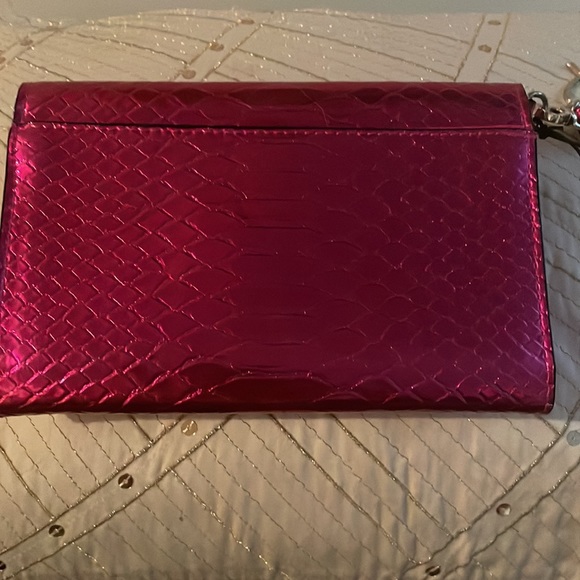 Victoria’s Secret’s Fuchsia Metallic Snakeskin Metallic Wristlet/Wallet💕.NWT - Picture 4 of 11
